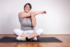 woman doing exercises to get her pre-baby body shape back