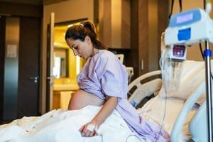 After following tips to get ready for labor induction, pregnant woman enters the first stages of labor